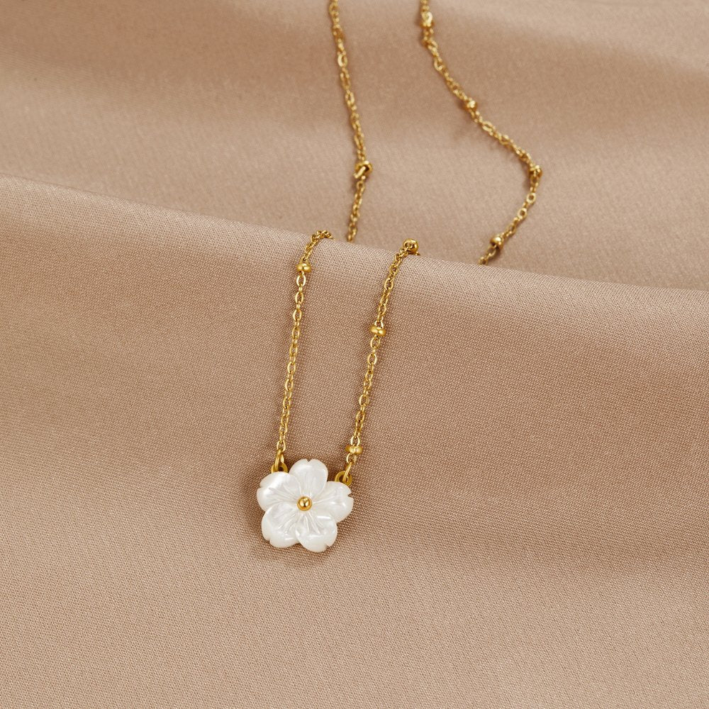 Polished White Shell Clover Necklace – FIORENE